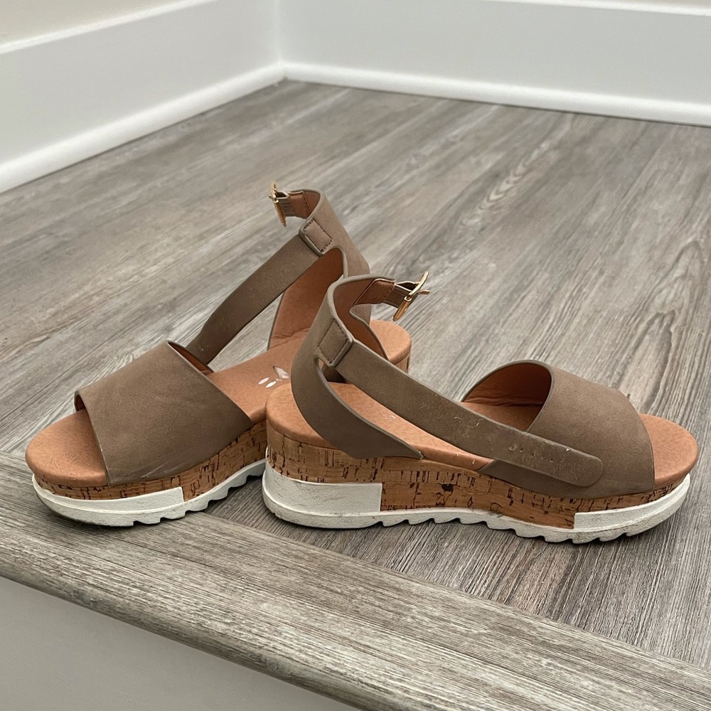 Little Girls Sandals - Picture 2 of 2